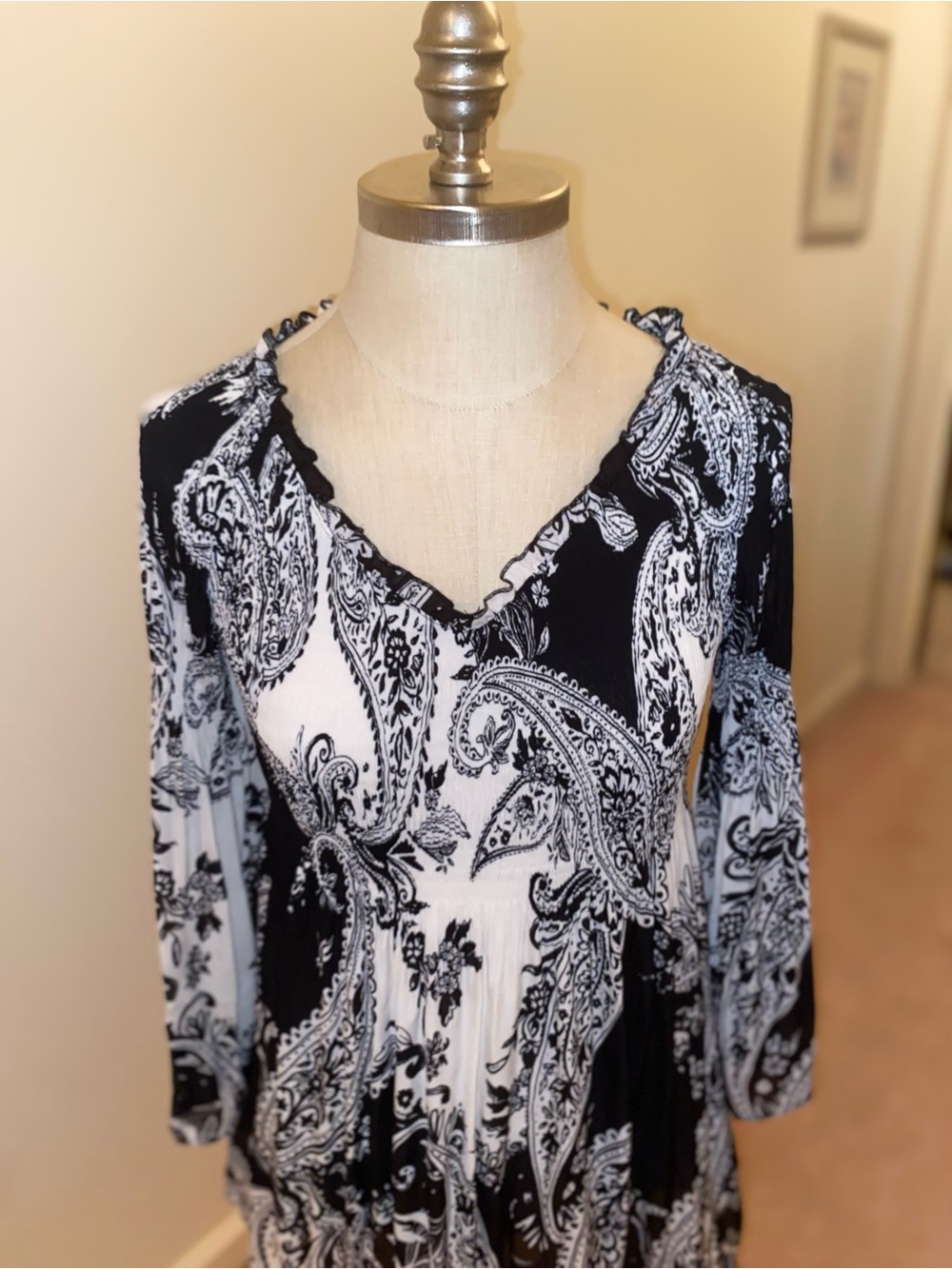 SPENSE Black & White Paisley V-Neck Ruffle Tunic